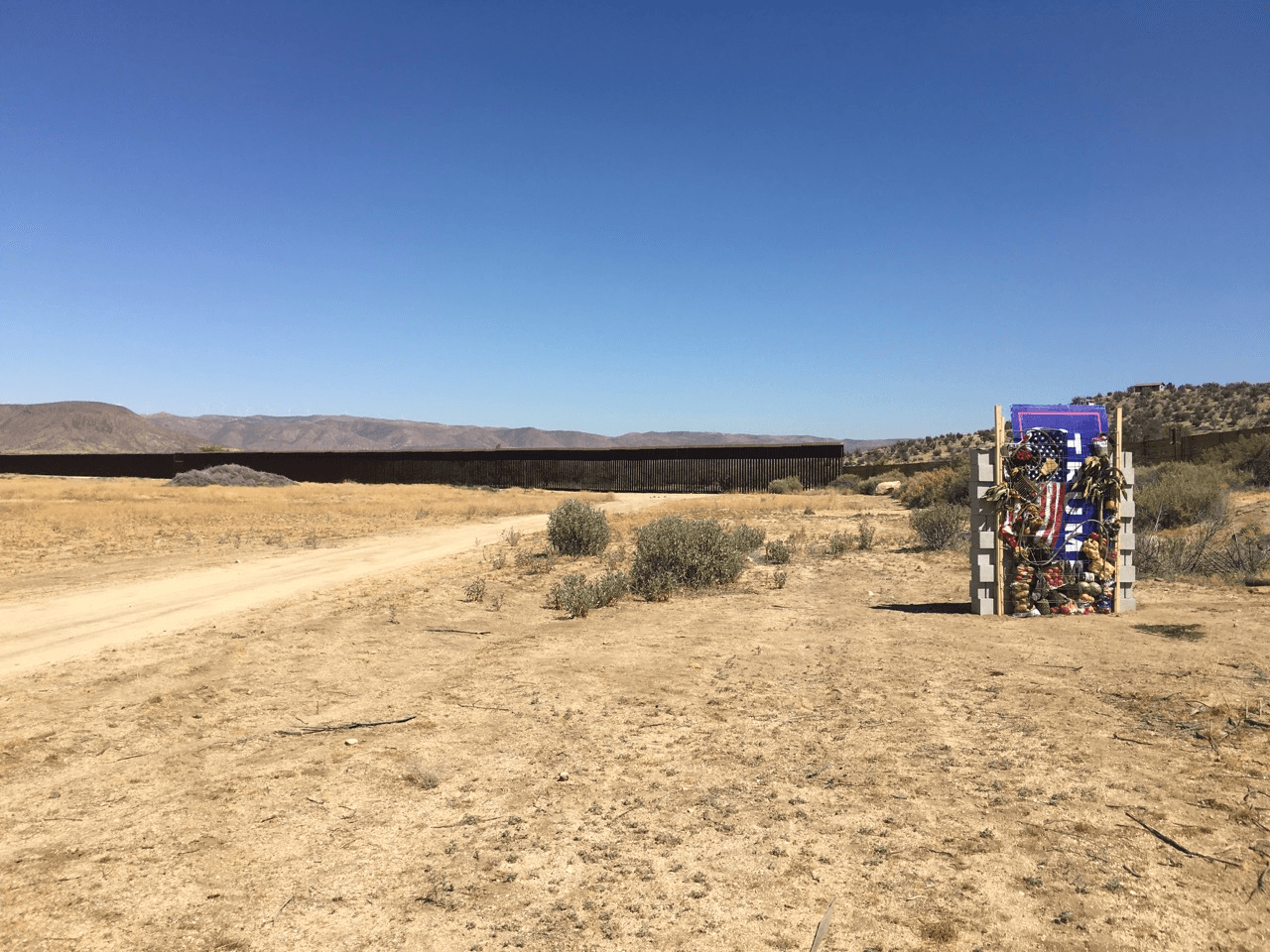El muro está ubicado apenas a 20 yardas de la frontera real en California