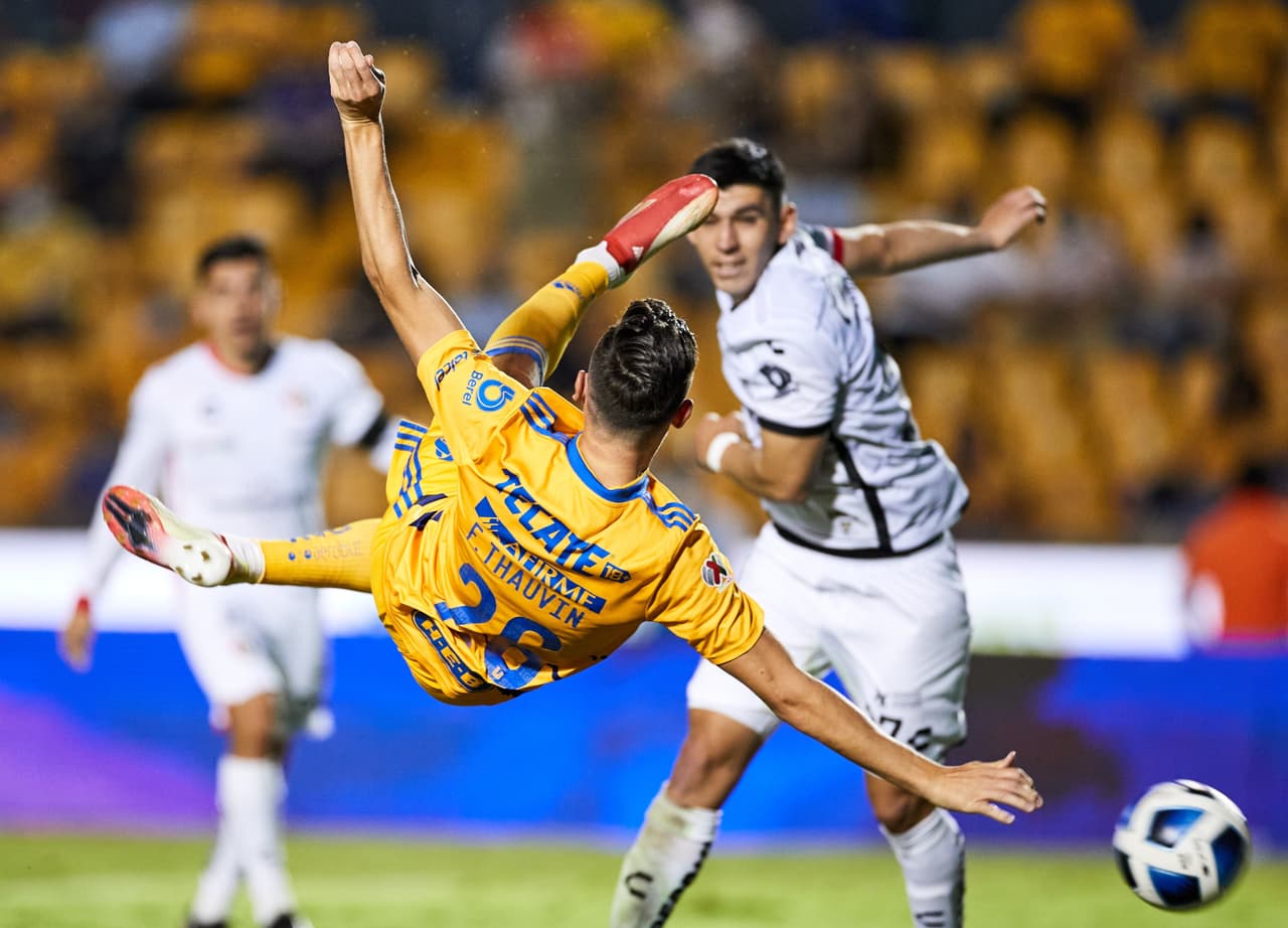 Al 15 minutos del final, una vez más Thauvin tocó la puerta de Atlas al ejecutar una magnífica tijera que terminó desviada del arco.
