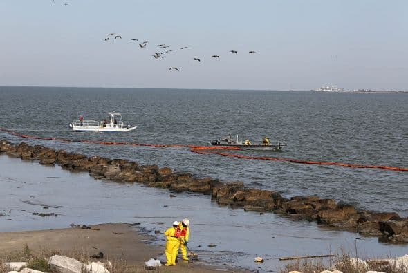 Continúan las labores de limpieza tras derrame de petróleo