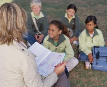 Aprende a ser ecologistaEn la actualidad, existen muchos campamentos que ponen en marcha un programa de conocimiento medioambiental denominado "Leave No Trace" (No dejes ningún rastro). Este programa enseña a los niños a que limpien después de realizar actividades en la naturaleza, con el fin de no contaminar el medio ambiente.Más información: www.lnt.org