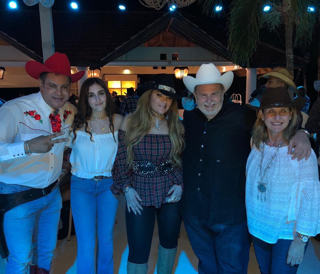 Y no solo se ha fotografiado con famosos del espectáculo, también ha convivido con reconocidos deportistas, por ejemplo, el exbeisbolista Sammy Sosa.