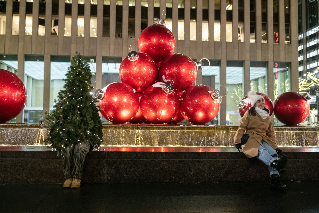 El disfraz va a tono con las bellas decoraciones navideñas de la ciudad de Nueva York.