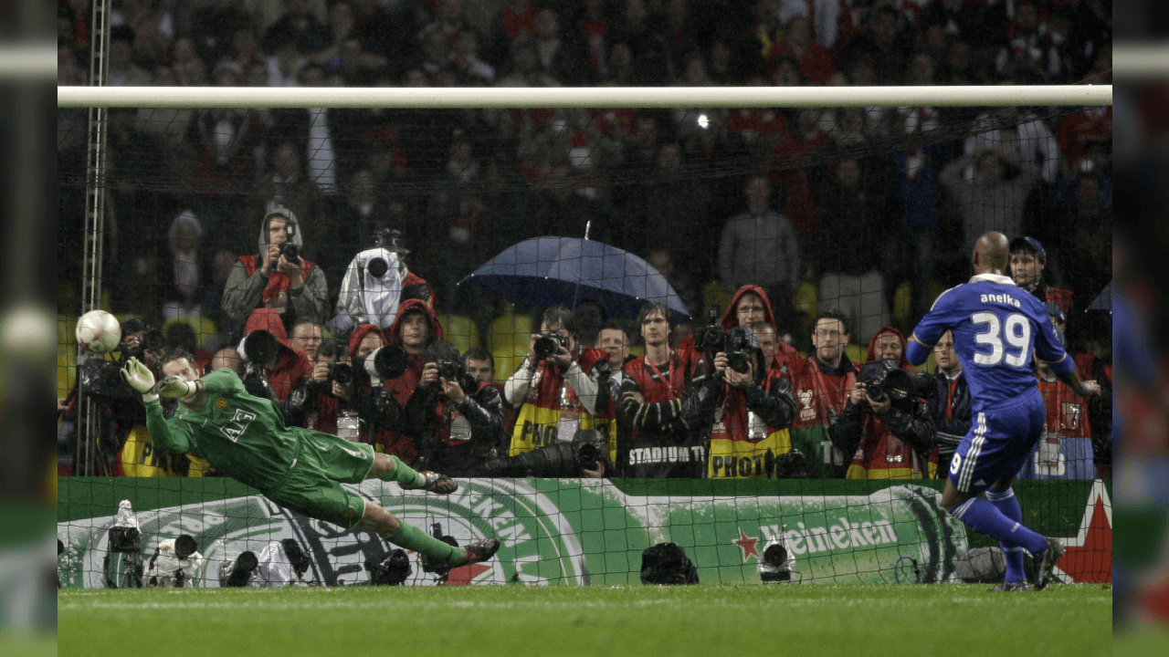 <b>Resbalón de Terry</b>
<br>El defensor #26 del Chelsea se patinó con el césped mojado y el tiro se estrelló en el palo.