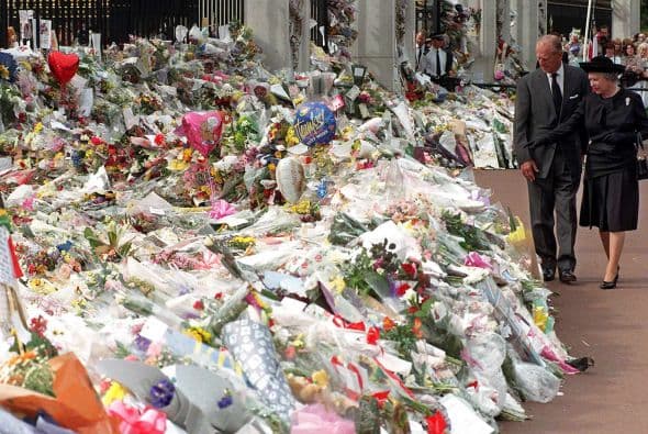 Fue también la muerte en 1997 de la princesa Diana la que puso a prueba su reinado. Mostró estar a la altura al escuchar los consejos de Tony Blair y regresar al palacio de Buckingham. Miles de flores y tributos a Lady Di dejados afuera del Palacio de Kensington.