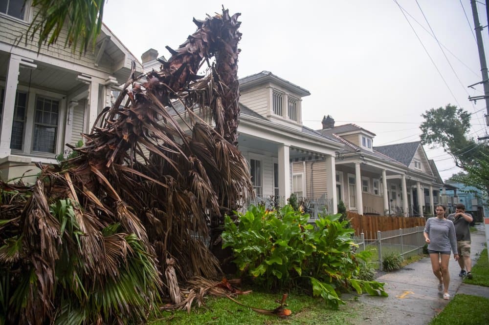 La gente camina a lo largo de una acera en Nueva Orleans cuando ya la ciudad ha sido impactada por 
<a href="https://www.univision.com/temas/huracan-zeta">Zeta, un huracán categoría 2</a> que golpeó la costa del golfo de México la tarde y noche de este miércoles.