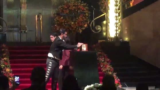 Muy conmovido toco la urna donde reposan las cenizas de su gran amigo.