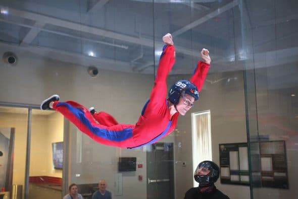 La velocidad del aires de entre 100 y 200 kilómetros por hora y eso es lo que te mantiene volando.