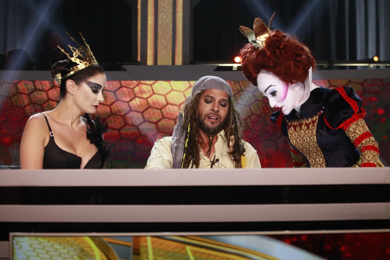 Después de disfrutar su actitud más malévola, toca verla "quizá profundamente sexy... quizá con los pantalones bien puestos... ¡esperen y verán!", finaliza el stylist de Dayanara Torres haciendo referencia a lo que veremos en la séptima gala de Mira Quién Baila.