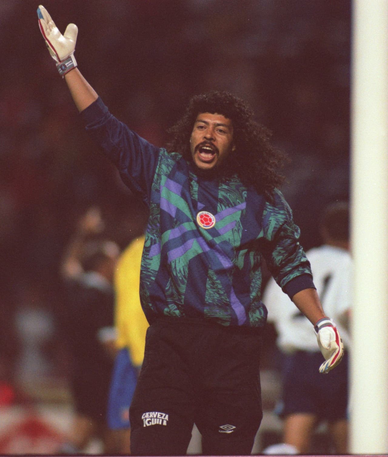 El guardameta colombiano René Higuita patentó en el mítico estadio de Wembley en Londres su jugada mejor conocida como 'El Escorpión'.