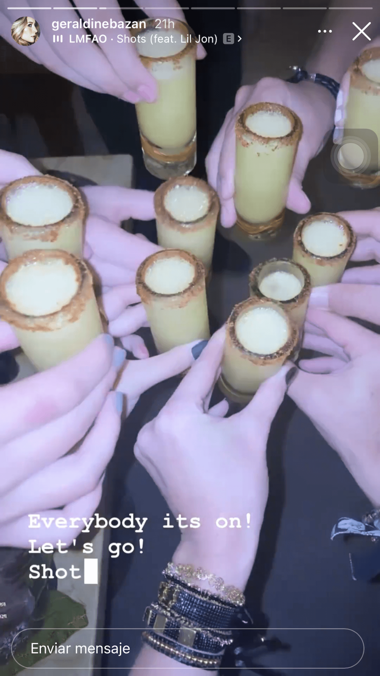 A la reunión también acudieron algunos amigos de la pareja, con quienes brindaron por un año más del empresario. 
<br>