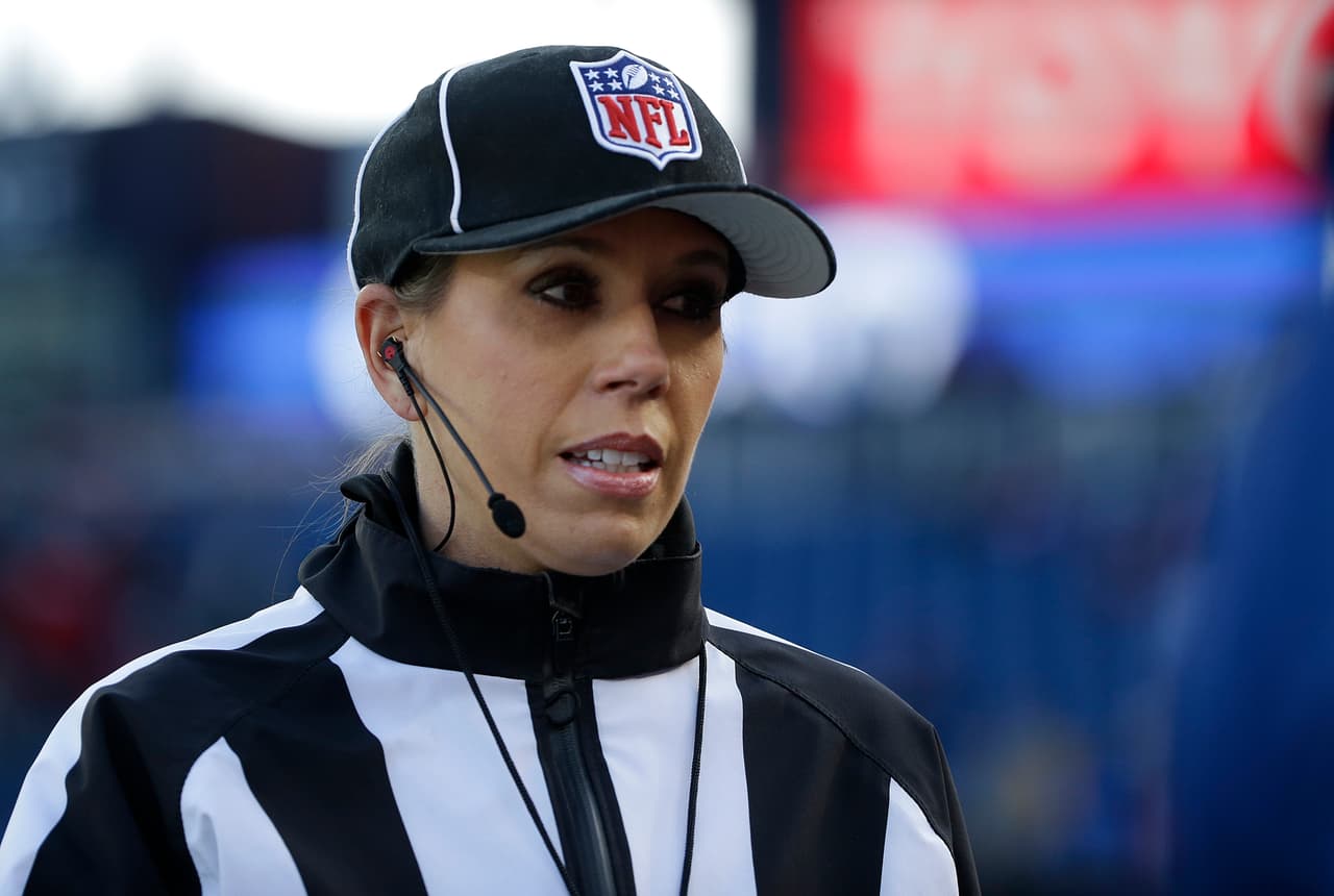 Su carrera en la NFL inició en el 2015, como primera mujer oficial en el terreno de juego.
