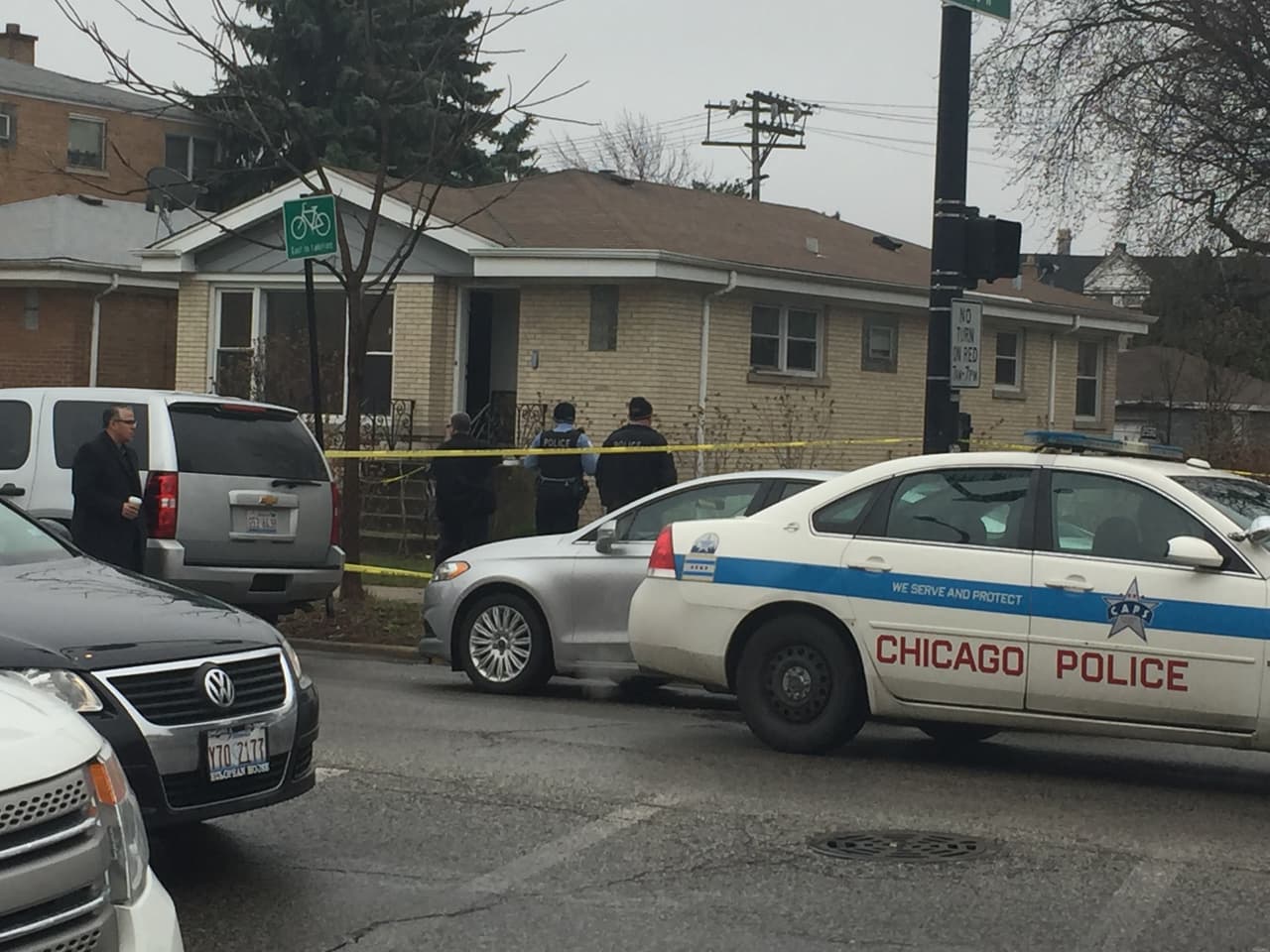 Por su parte, la policía de Chicago (CPD) también compartió un comunicado que decía que “Los oficiales del CPD no participaron en la iniciativa federal de hoy, pero los oficiales respondieron rápidamente al tiroteo que involucró a un agente federal. CPD investigará el caso y trabajará en colaboración con el DHS y con el Fiscal de los Estados Unidos del Distrito Norte de Illinois”.