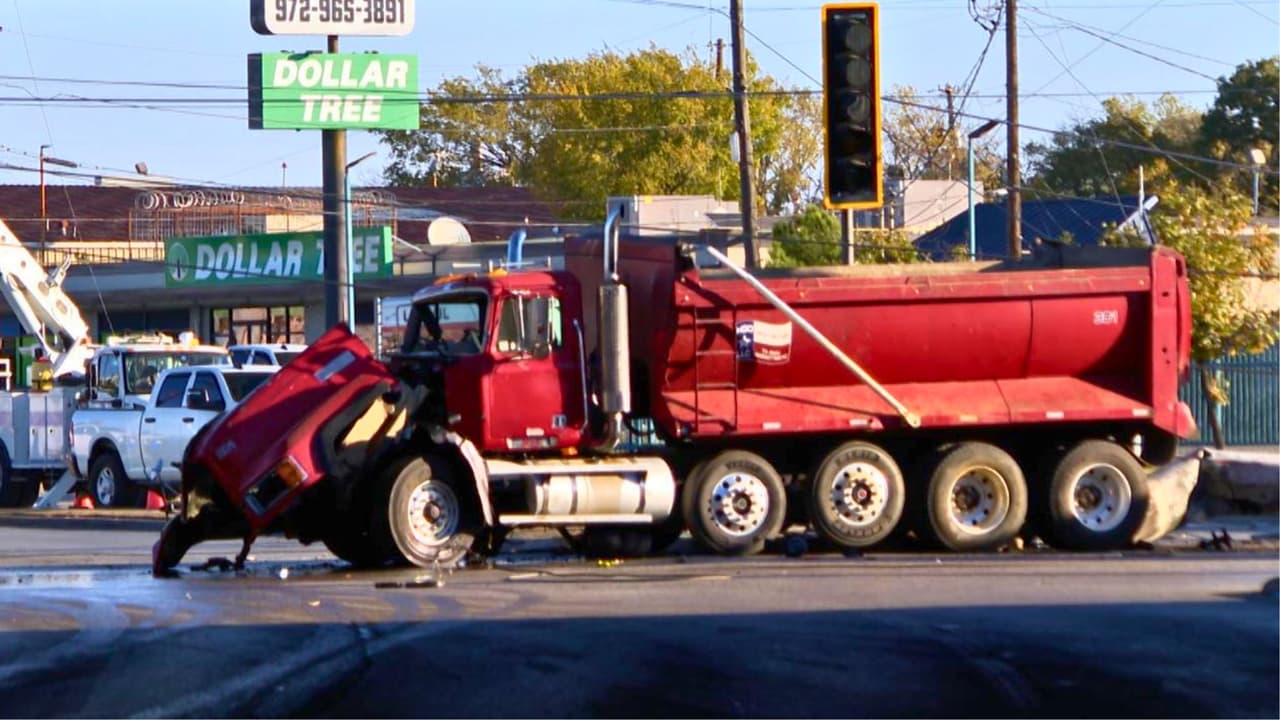 <h3 class="cms-H3-H3">Afectaciones en el tránsito y en el servicio eléctrico</h3> El cierre afectó los carriles en dirección al centro de Dallas y
<b>mantuvo bloqueado el tráfico durante horas.</b>
<br>Conductores que circulaban por la zona tuvieron que desviarse hacia vías alternas como la I-20 o la I-45.
<br>
<b>El impacto provocó un apagón inmediato</b> que dejó sin luz a viviendas y negocios.
<br>Para la mañana del martes,
<b>más de un centenar de clientes seguían sin servicio eléctrico. </b>
<br>Oncor pidió a los residentes
<b>consultar <a href="https://stormcenter.oncor.com/" target="_blank">su mapa de apagones en línea</a> para verificar el progreso de las reparaciones.</b>