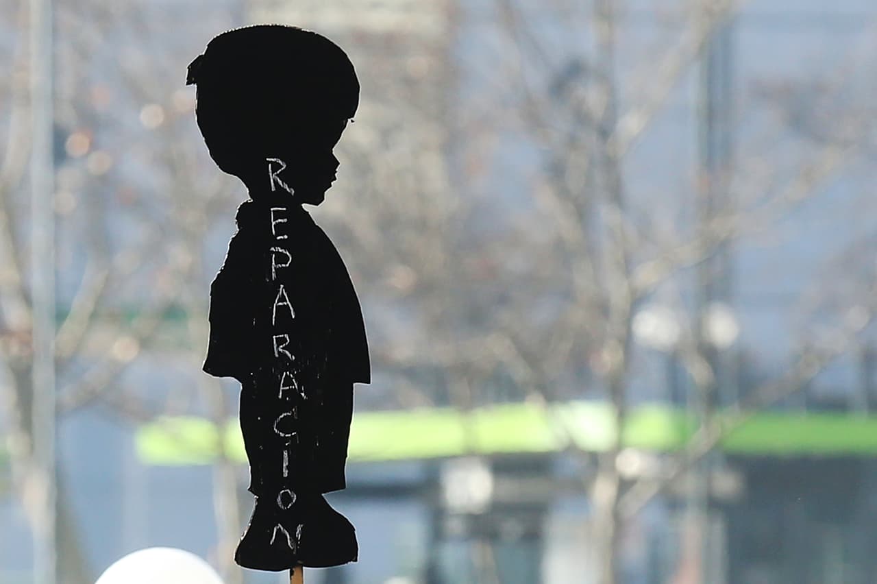 Una pancarta con la silueta de un niño y el mensaje "Reparación" durante una protesta en Santiago de Chile en julio de 2017.