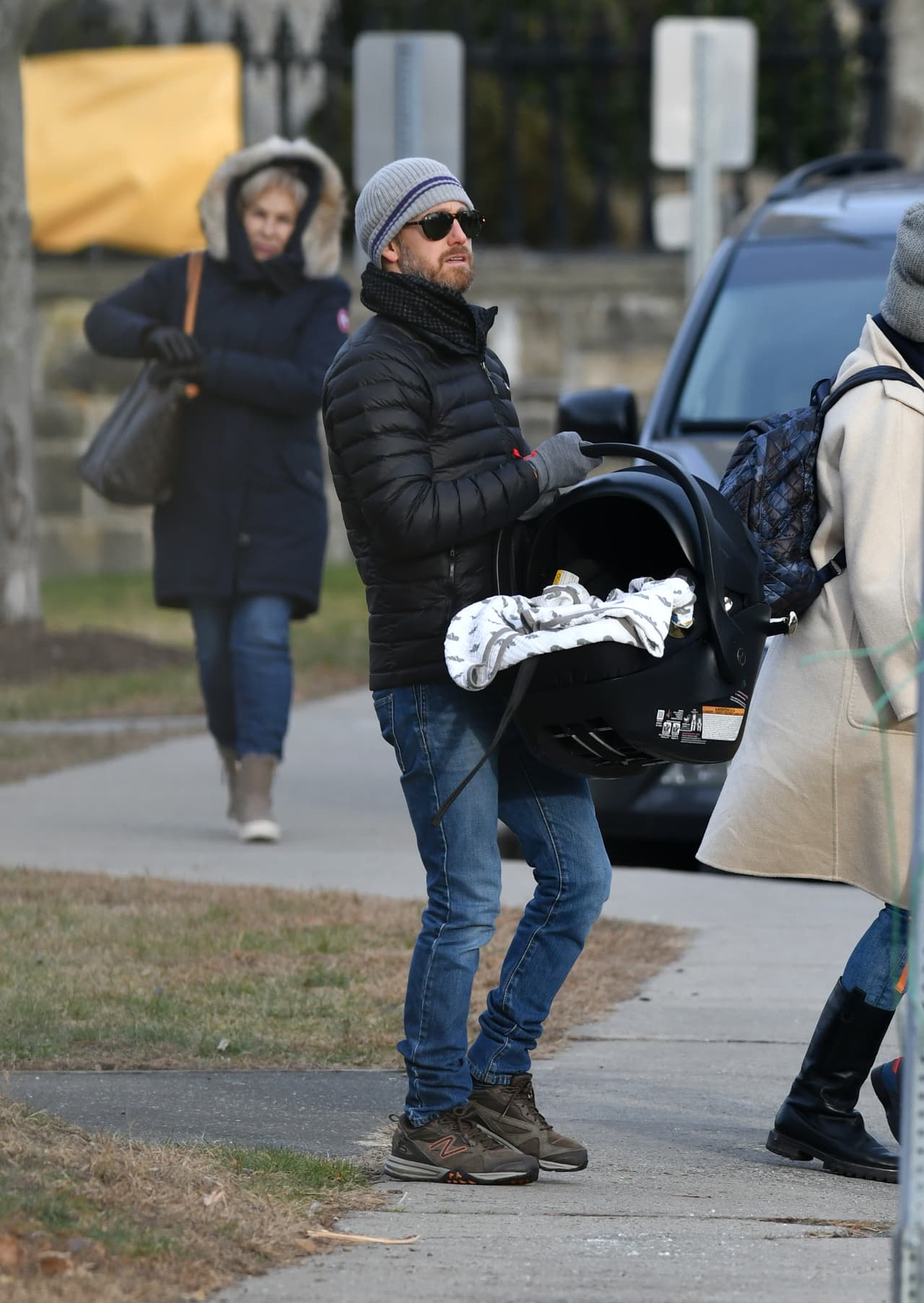 Un testigo informó a E! News que tanto Anne como su esposo se turnaron para cuidar la cama portátil para bebés y jugar con su primogénito en el columpio: "Parecían de buen humor", dijo la fuente.
<br>