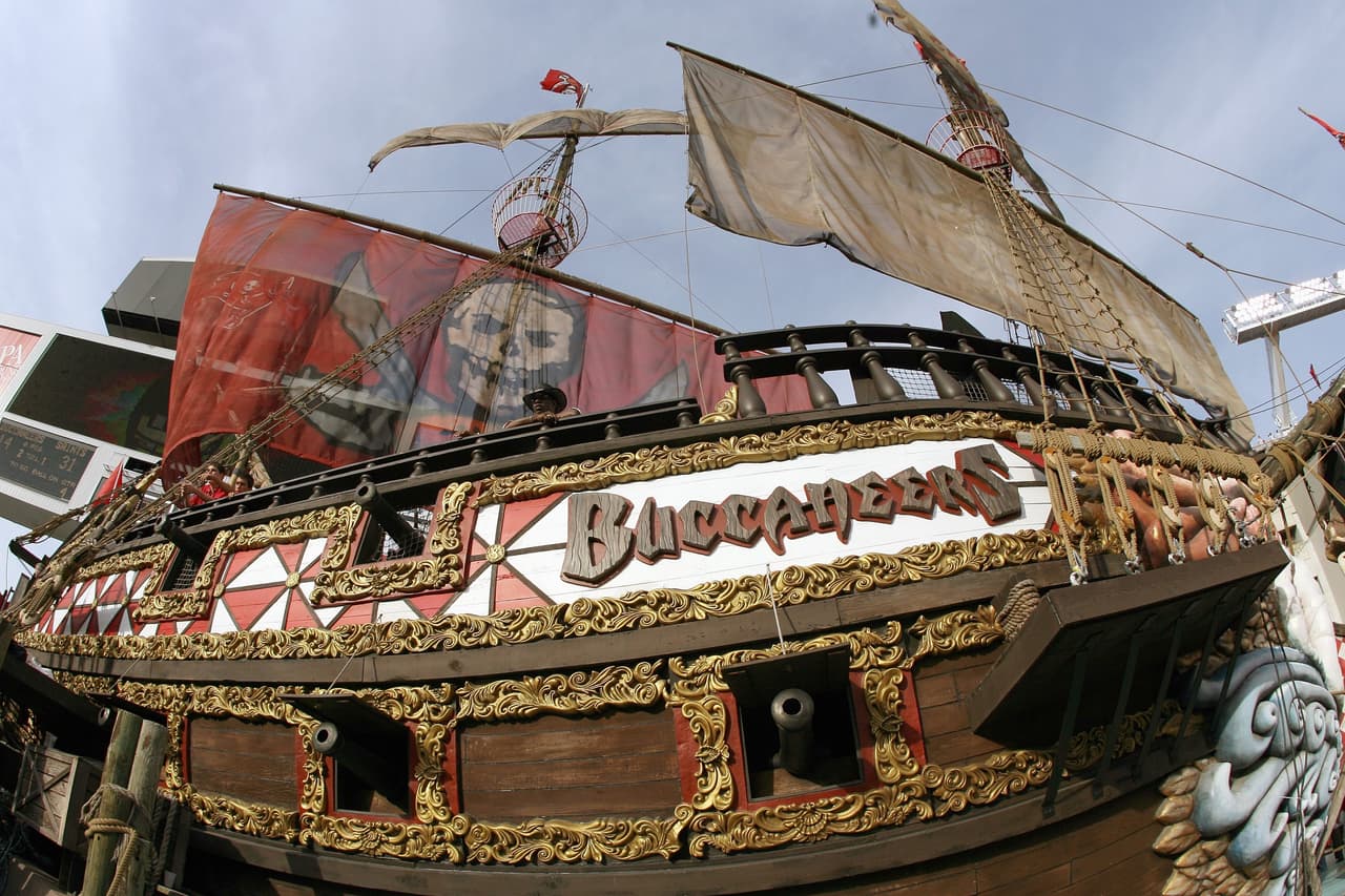 Cada vez que los Buccaneers anotan un touchdown se escuchan siete cañonazos del barco pirata y tres en caso de ser un gol de campo.