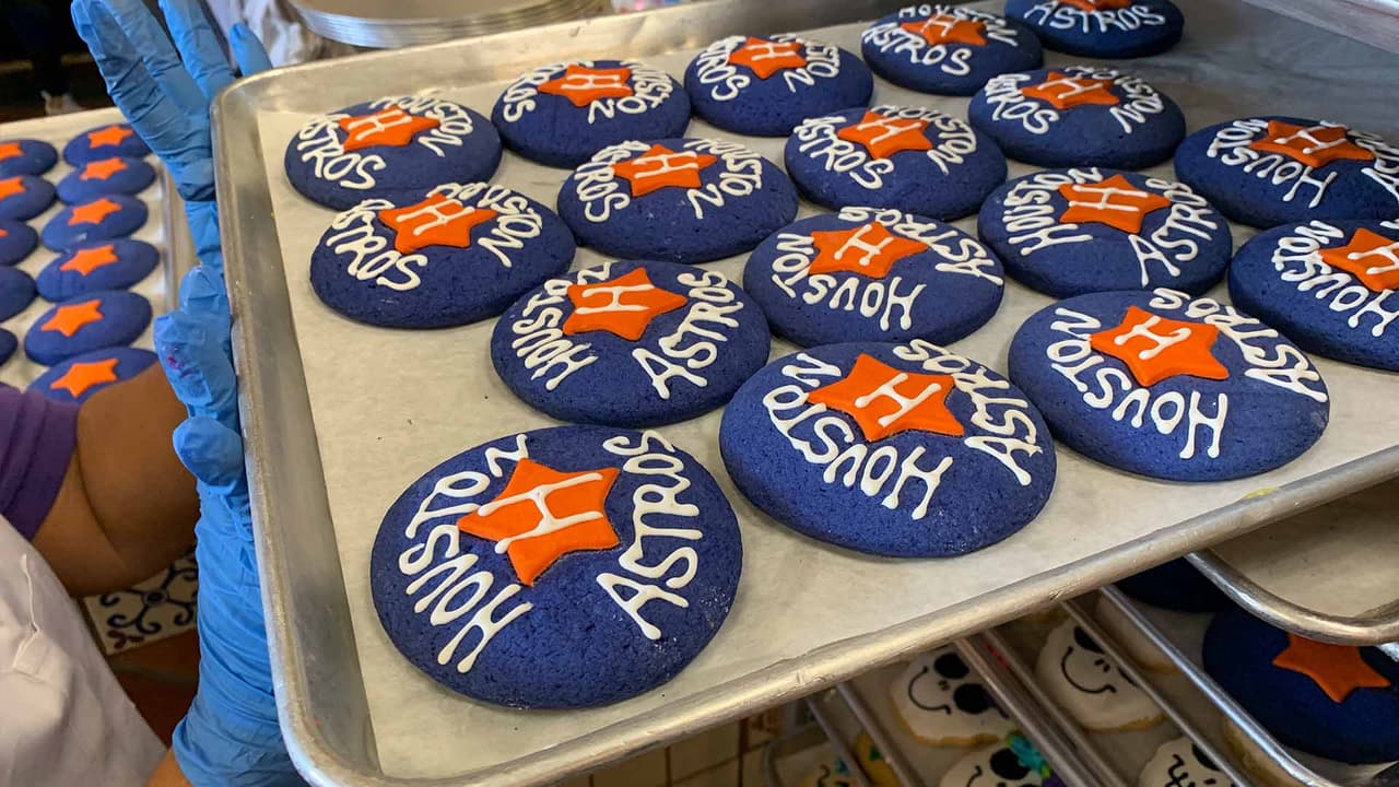 Los colores vibrantes llaman mucho la atención en este postre que muchas personas se llevan a casa para disfrutarlos mientras ven un partido de beisbol.