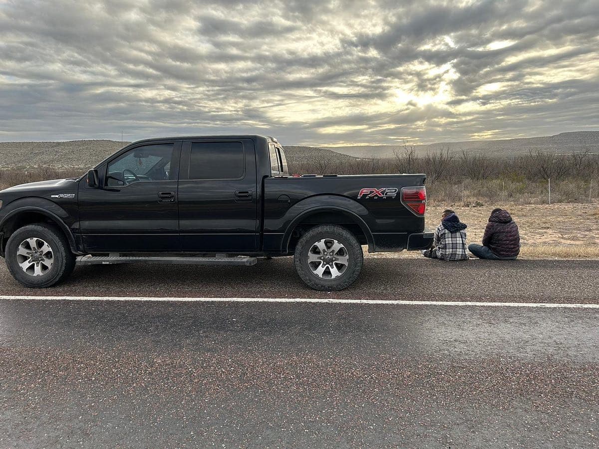 La imagen fue tomada a inicios de febrero de 2023 y muestra el resultado de una operación conjunta de los condados de Terrell y Pecos para detener a traficantes de personas y a migrantes.