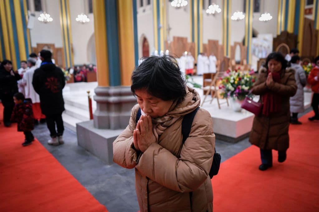 Feligreses acuden a una misa en víspera de Navidad en una iglesia católica de Pekín este 24 de diciembre.