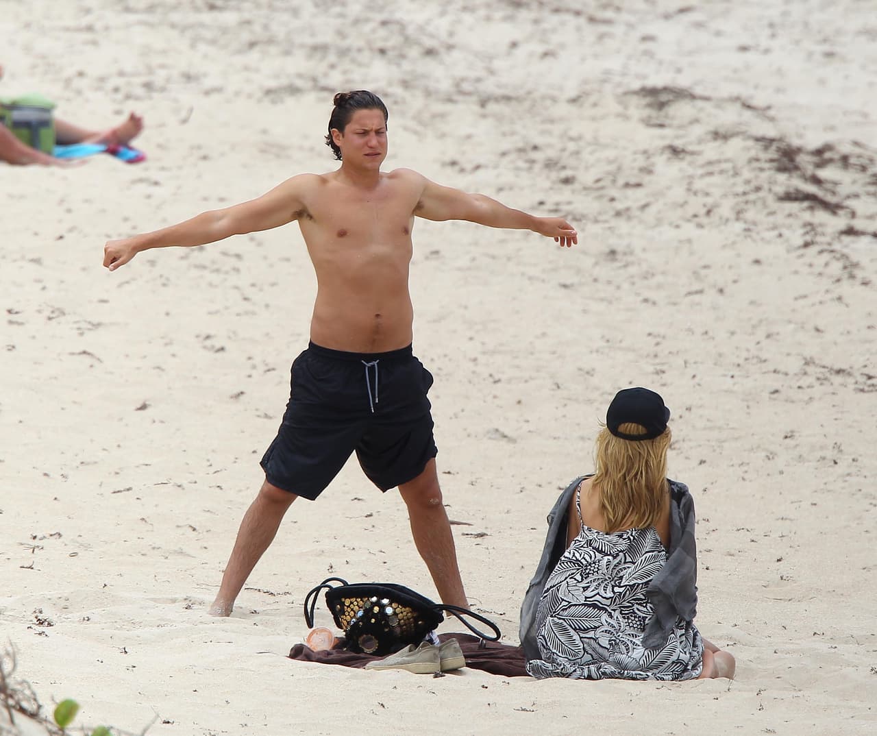 Se puso frente a su novia para que admirara su figura.