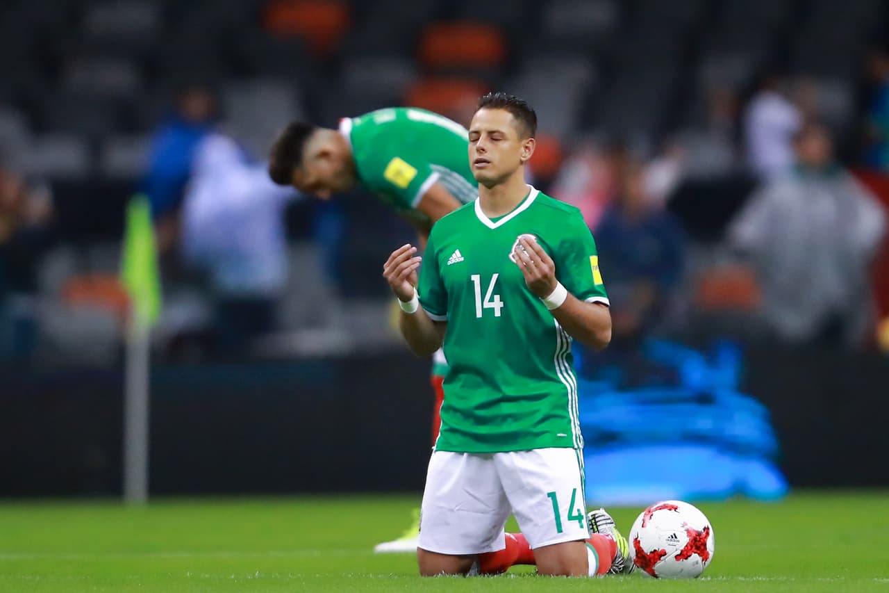 Javier 'Chicharito' Hernández (México) - el delantero tapatío es muy creyente en Dios y así lo demuestra antes de cada partido cuando reza de rodillas. Ya es un ritual famoso del goleador en cada cancha en la que juega.