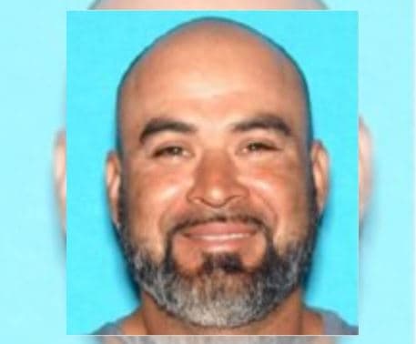 Roman Cerratos de 39 años de edad, descrito por las autoridades como hombre hispano, 6'1" pies de altura y 210 libra, ojos marrones, barba, y sin cabellos.