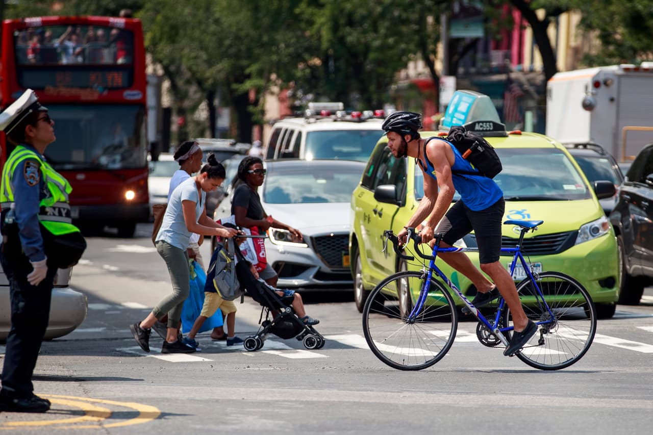 Presentan proyectos de leyes de seguridad para ciclistas y peatones en calles de Nueva York