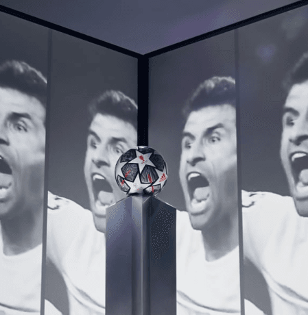 La UEFA Champions League acaba de presentar el balón con el que se jugará la fase final del campeonato. El balón celebra 20 años con el diseño de las estrellas y la inscripción 'Istanbul 2021'.