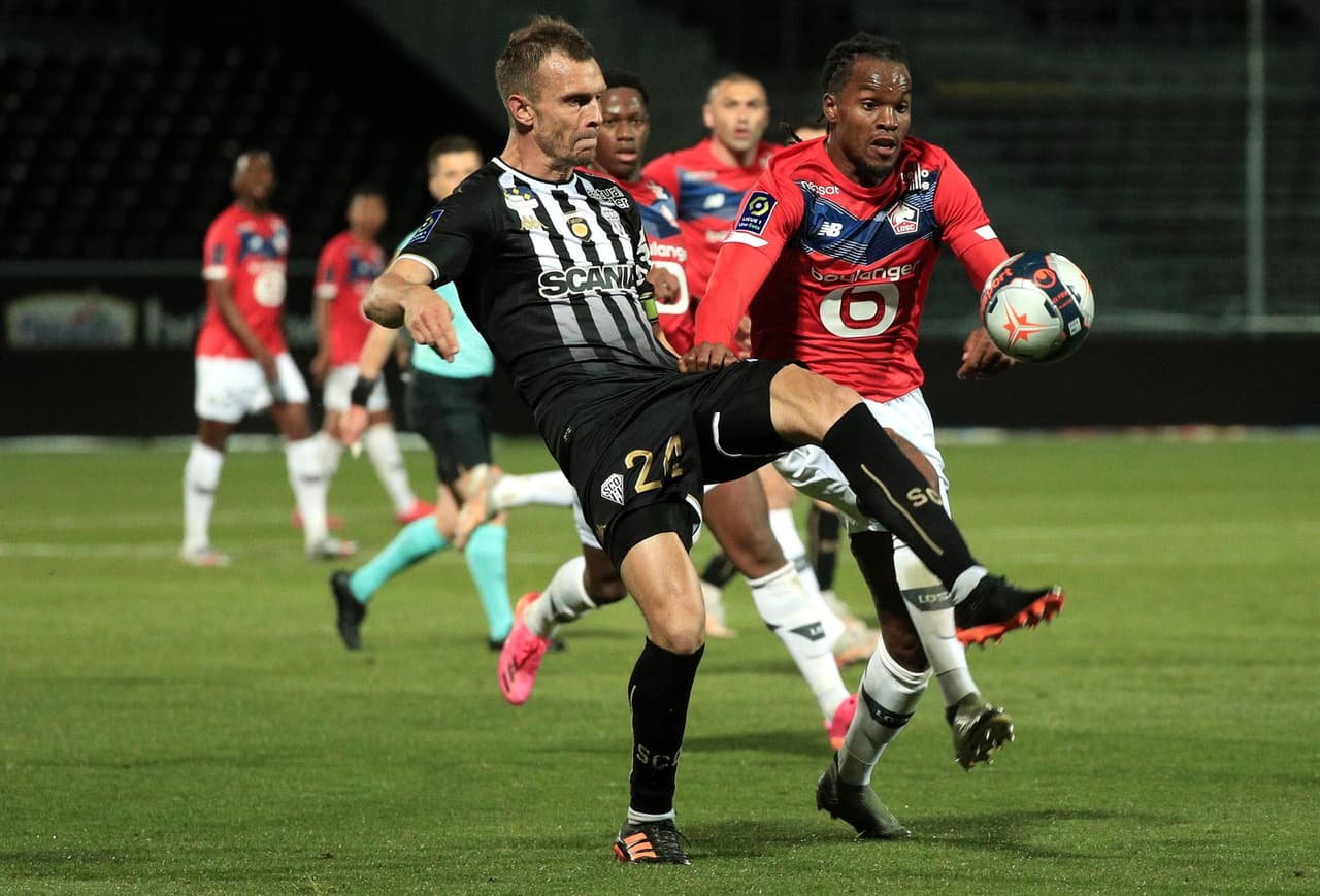 Lille rompió la sequía de campeonatos y se corona en la Ligue 1 tras 10 años sin lograrlo. Jonathan Davis y Burak Yilmaz le dieron la victoria a su equipo frente al Angers y le rebatan la gloria al equipo millonario del Paris Saint-Germain.