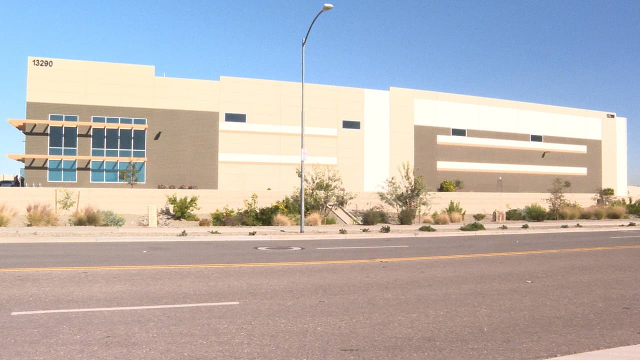 ¿Para qué se usará? El DHS pagó más de $70 millones en efectivo por una bodega en Surprise 