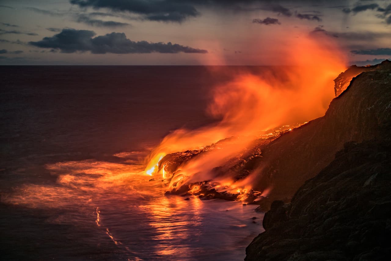 <b>Volcán Kilauea</b>, Hawaii, EEUU. Se halla en la orilla sur de la isla y su lava fluye hacia las aguas del océano Pacífico. Tiene una edad de entre 300,000 y 600,000 años y emergió del mar hace unos 100,000.
