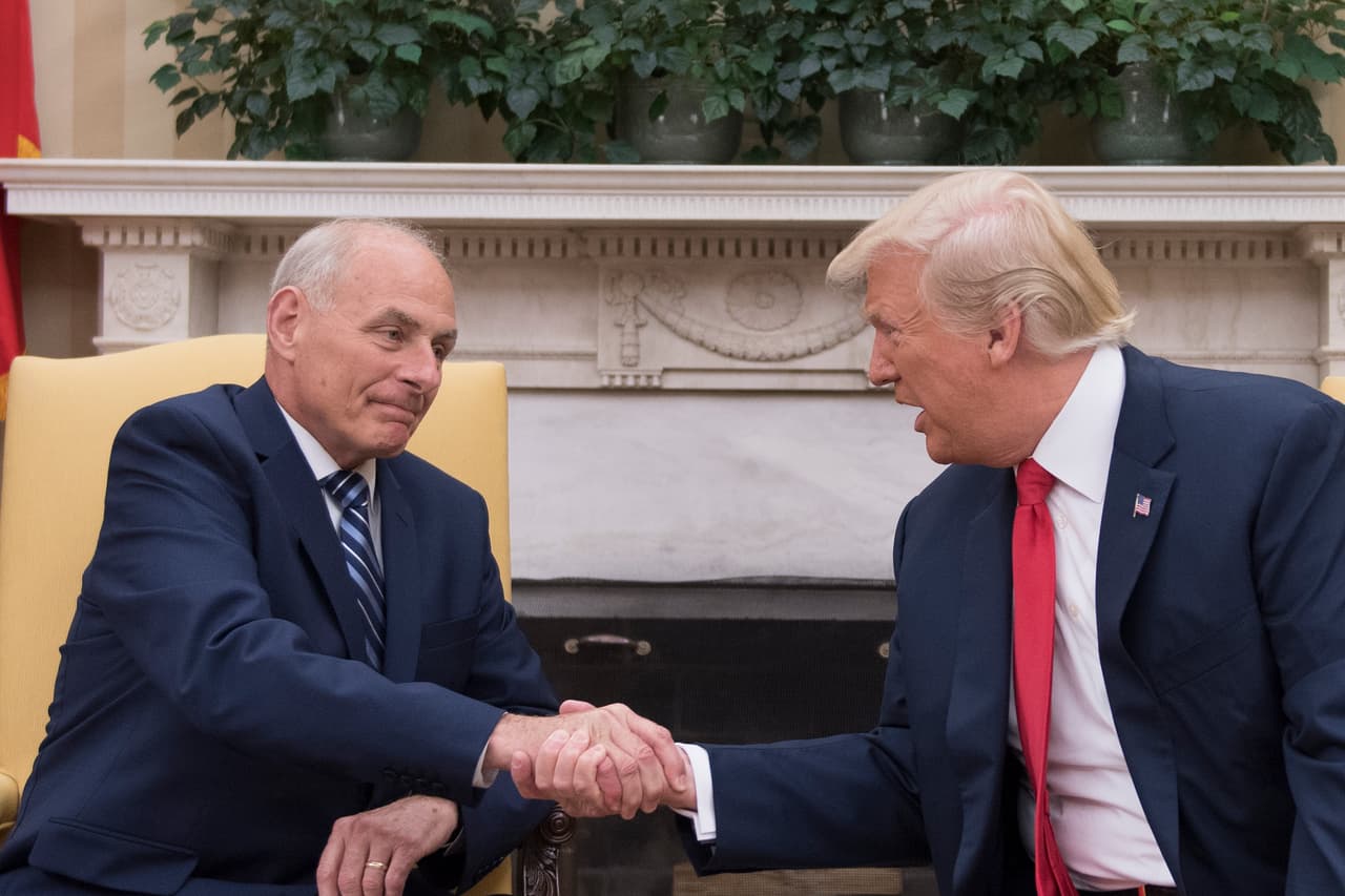 El presidente Donald Trump estrecha la mano de su nuevo jefe de gabinete John Kelly, el 31 de julio del 2017 en la Casa Blanca.