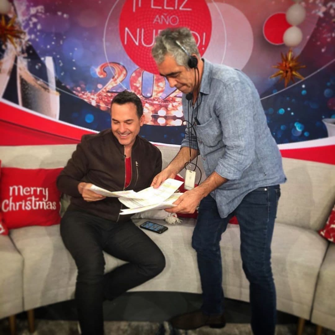 Luego de recuperarse de las celebraciones del 31 de diciembre, Carlos le dio los buenos días a la audiencia hispana.