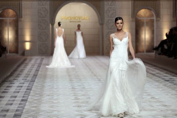 Este modelo con un bonito escote y tirantes con transparencias que es lo que le da un toque diferente.