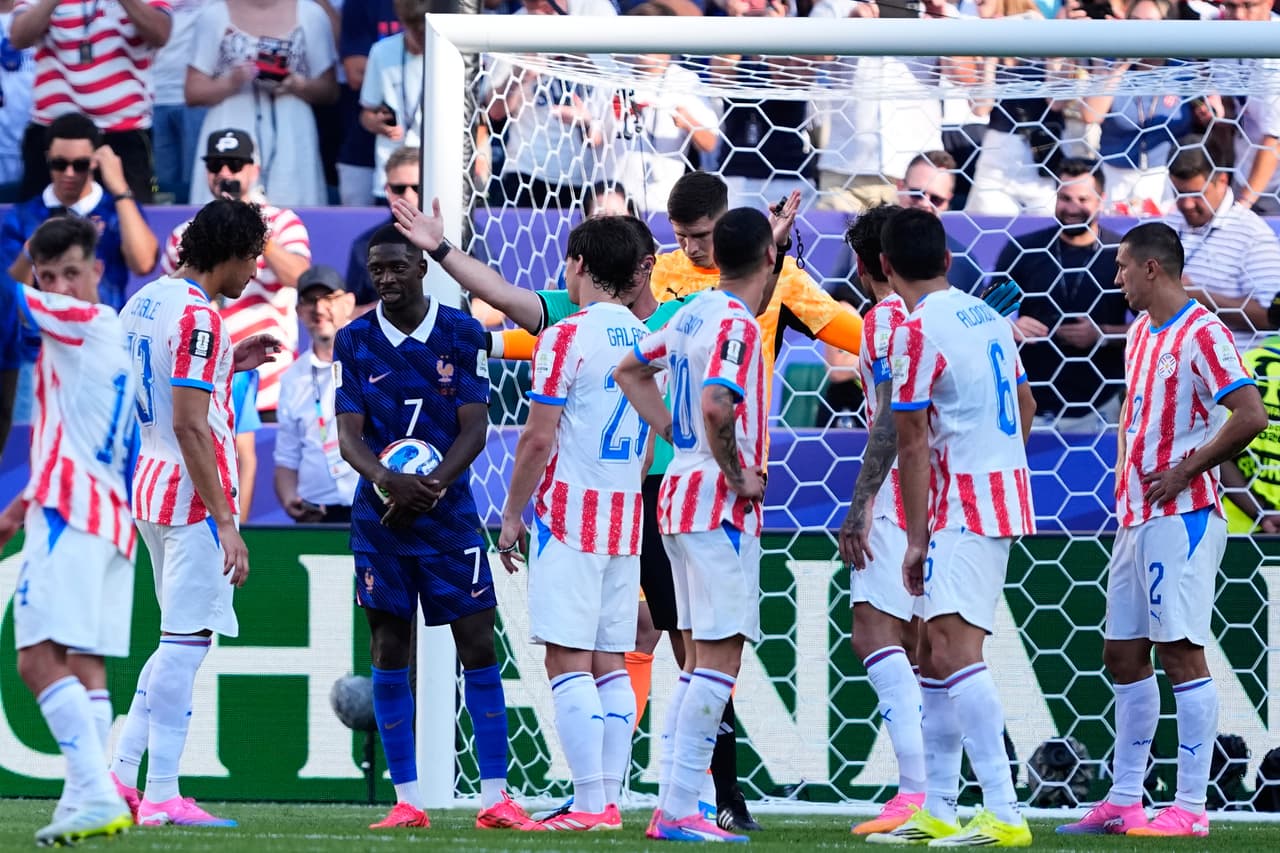 Ousmane Dembele sostiene el balón mientras se organiza el cobro penal a favor de Francia.