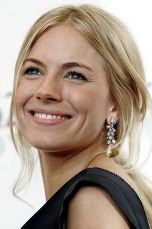 Sienna Miller saltó a la fama como novia del actor Jude Law y por muchos años, fue más conocida por sus aventuras sexuales que por su trabajo como actriz, siendo el escándalo más sonado en 2008 cuando se fue a vivir un tórrido romance con Balthazar Ghetty a un yate.