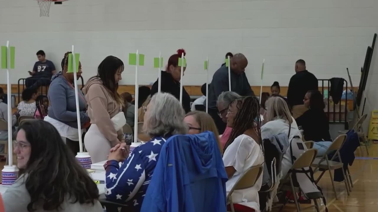 Charlas sobre la importancia del voto se toman las lavanderías en Spring Valley: "Salgan a votar"