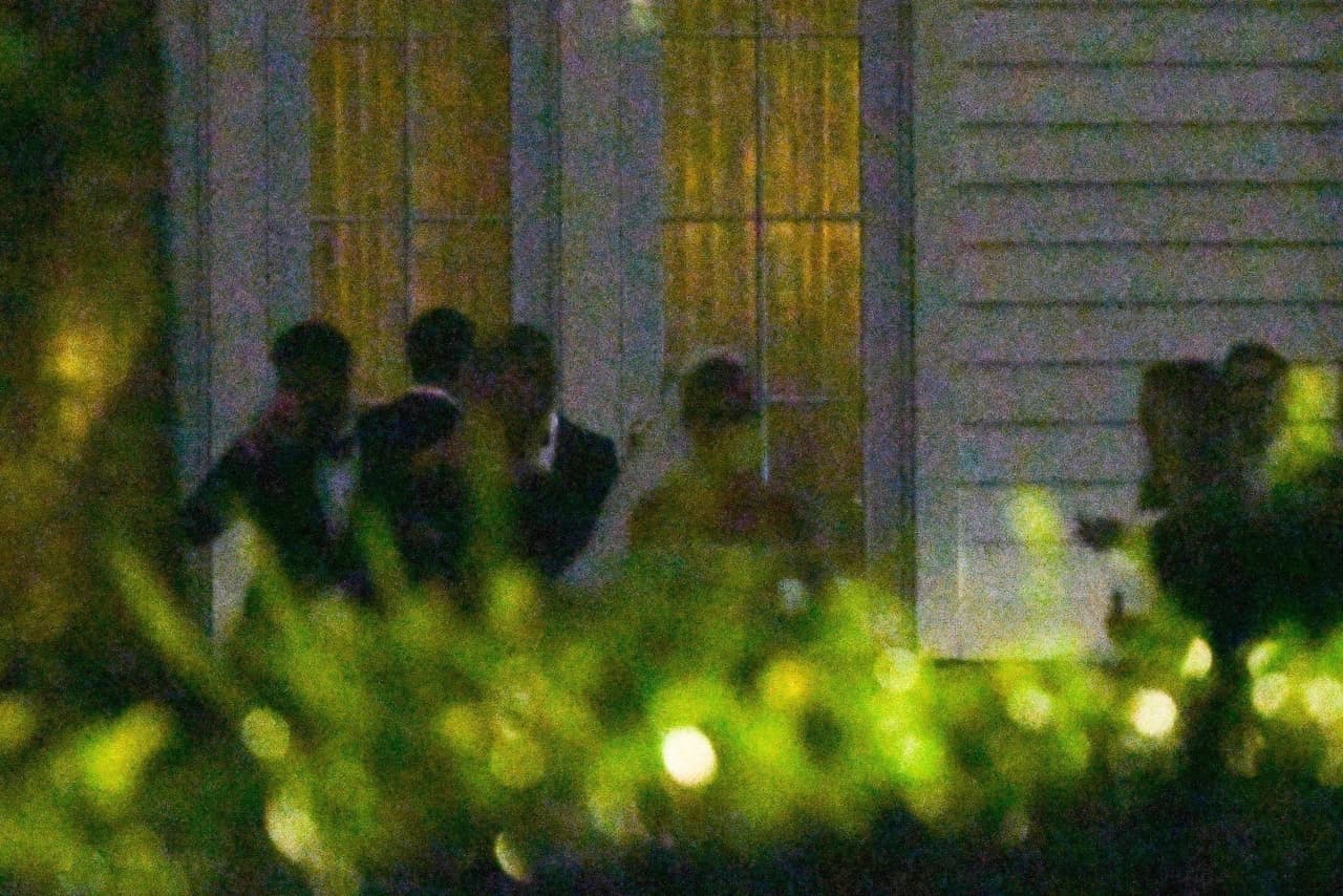 De acuerdo con 
<b><a href="https://people.com/style/hailey-baldwin-diamond-tiffany-earrings-wedding-justin-bieber/" target="_blank">People</a></b>, Hailey lució unos aretes de diamantes Tiffany & Co. con valor estimado de 
<b>123,000 dólares.</b>