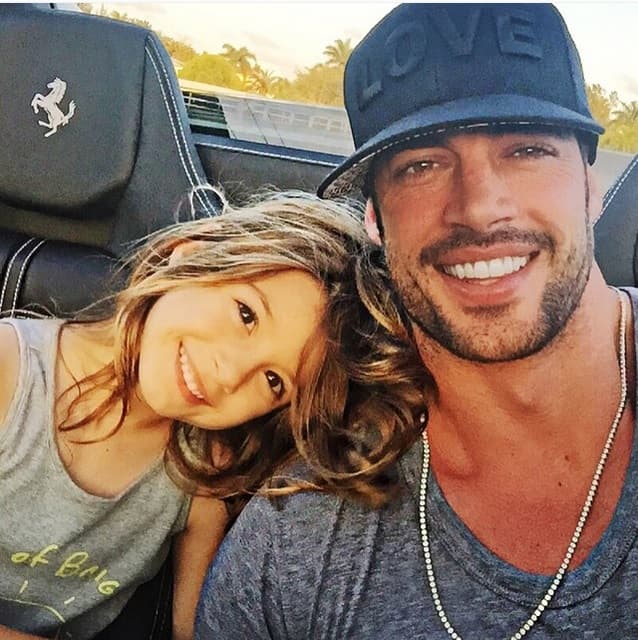 El amor de padre es incontenible, y William Levy disfruta demasiado su papel.