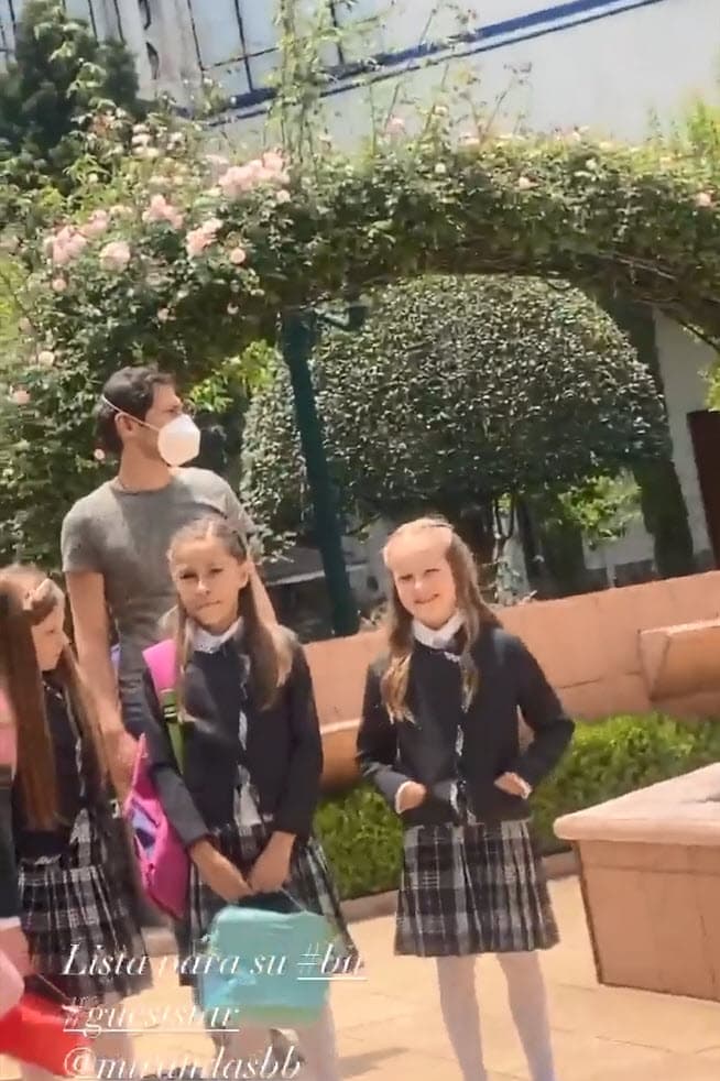 "Coincidió que eran escenas en una escuela, con muchas niñas a las que ella ya conocía, entonces pues eso le daba emoción estar con todas las niñas", narró en entrevista con el programa Hoy. 
<br>