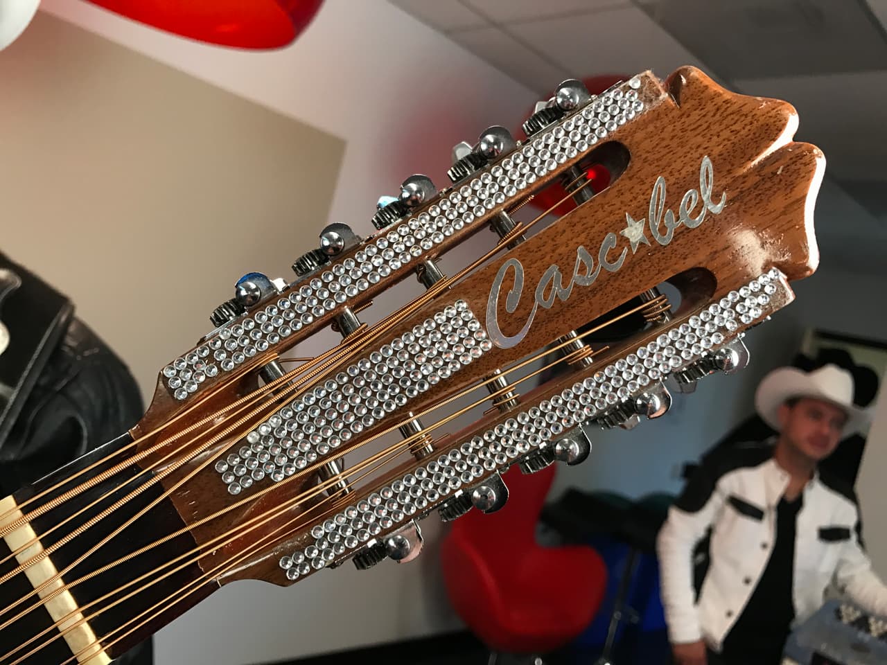 Estos mismos brillos se pueden ver en algunos instrumentos de bandas musicales mexicanas.