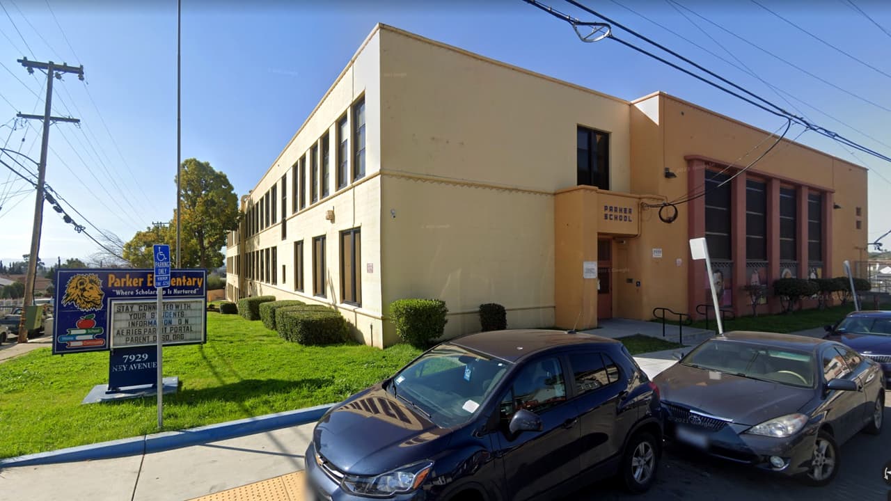 “No teníamos otra opción”: cómo un grupo de padres tomó una escuela de Oakland para evitar su cierre