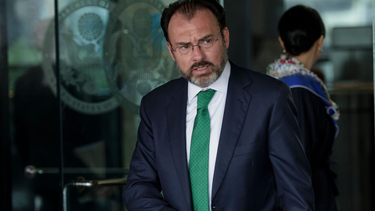 La cadena CBS afirma que Videgaray ayudó a suavizar un discurso de Trump sobre el muro, pero él lo niega
