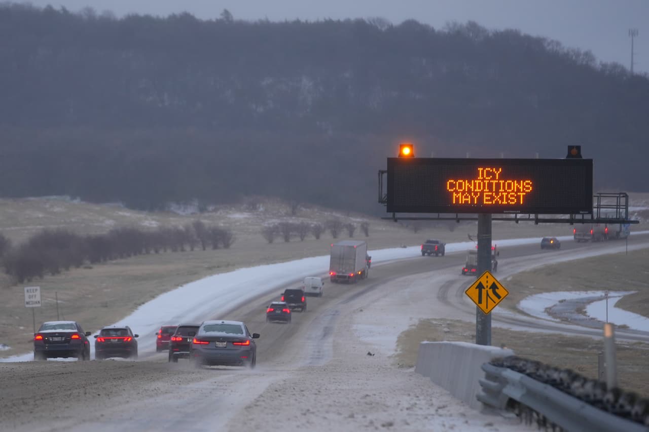 El paso de un potente 
<a href="https://www.univision.com/local/dallas-kuvn/potente-frente-frio-deja-temperaturas-congelantes-en-el-norte-de-texas-fotos" target="_blank">frente frío y tormenta invernal</a> por el norte de Texas ha dejado
<b> autopistas y puentes congelados.</b> La Interestatal 20, por ejemplo, fue una de las afectadas con condiciones resbaladizas para transitar.
