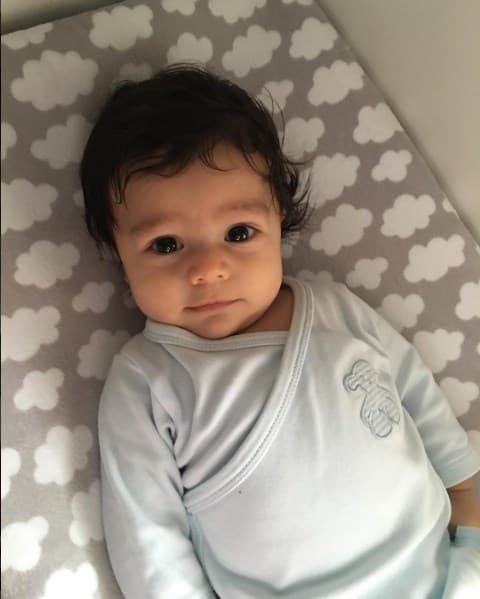 Joshua tiene unos cuantos meses y ya se muestra seguro, sin miedo a la cámara y muy pícaro.