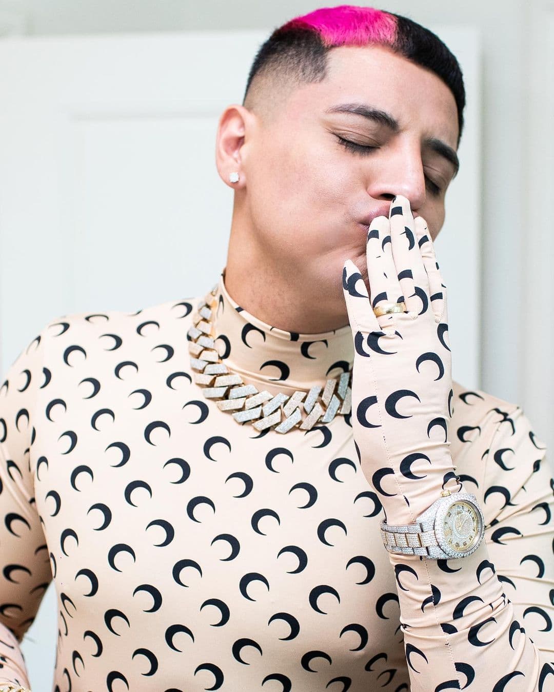 Caz usó la camiseta ajustable al cuerpo de cuello alto y marcada con lunas, el sello de Serre, para una premiación musical.