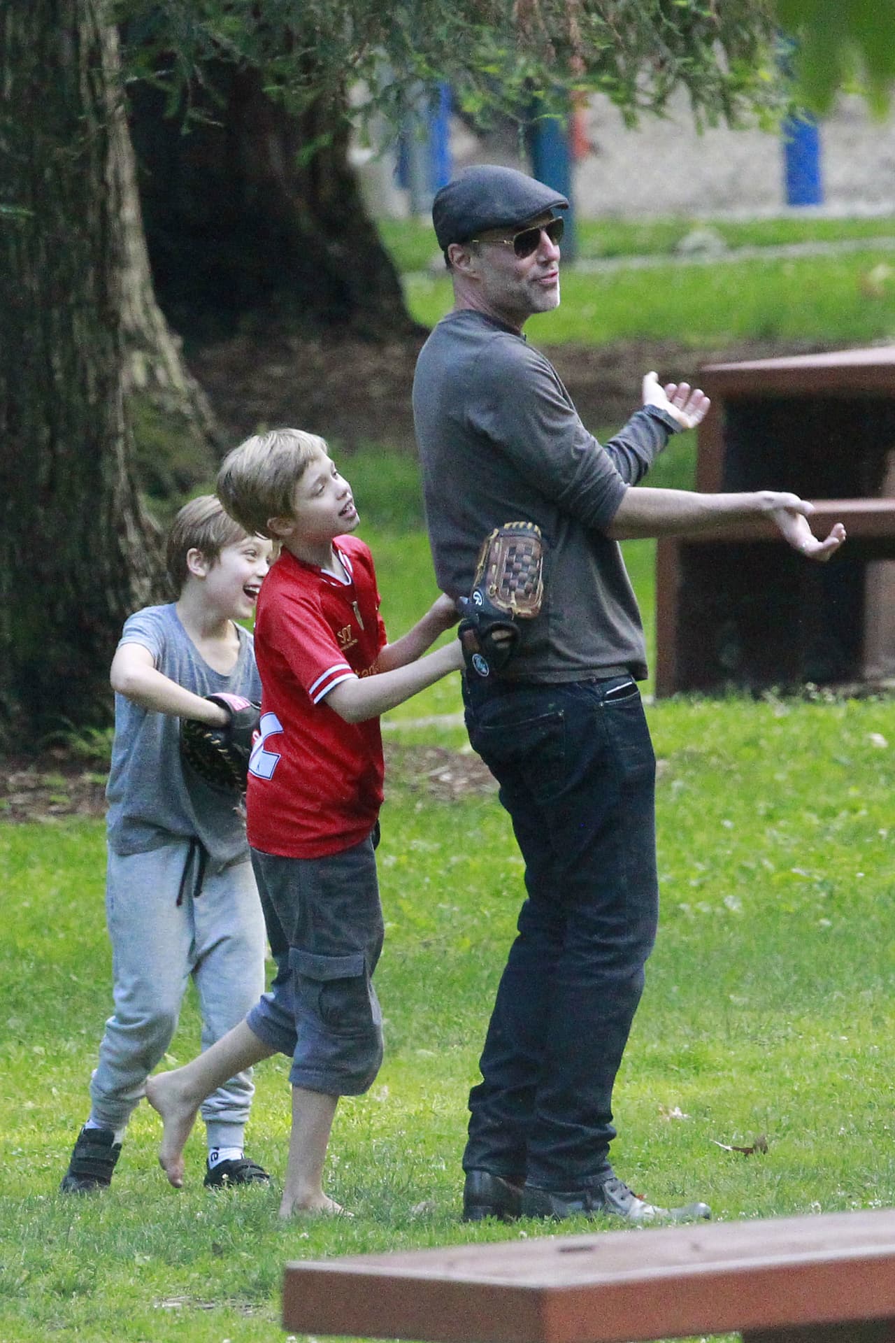 Shiloh disfruta de jugar beisbol con su papá, Brad Pitt y sus hermanos.