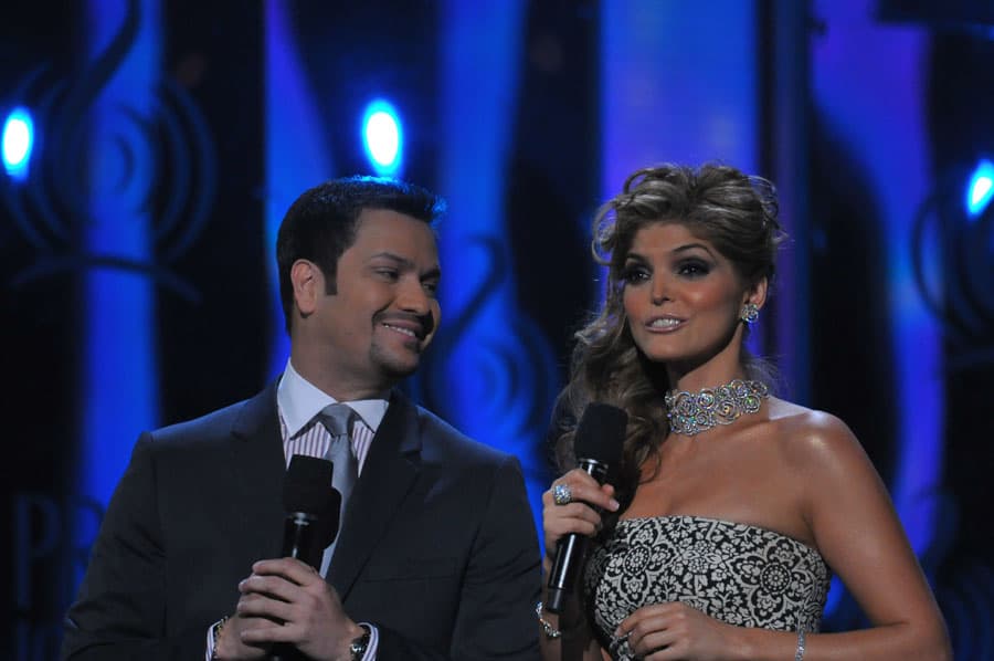Así de guapos se veían Ana Bárbara y Víctor Manuelle como anfitriones de esa entrega de Premio Lo Nuestro.