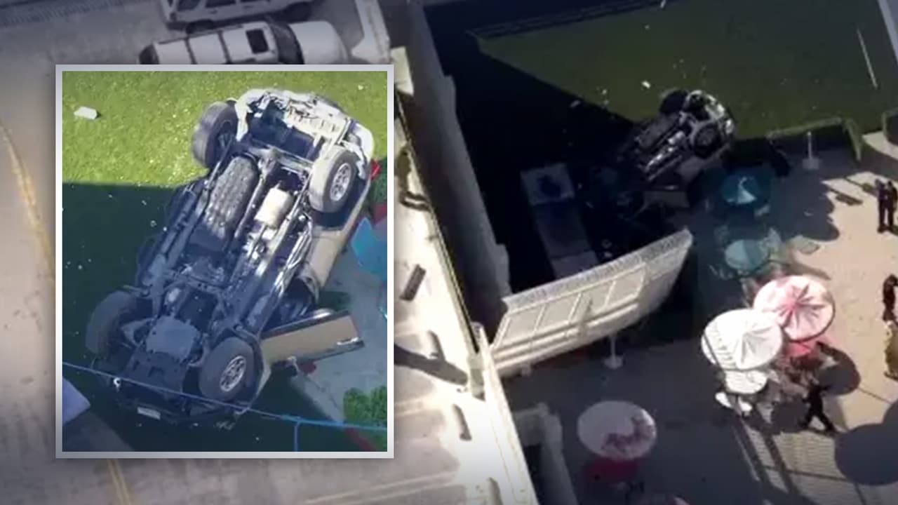 Auto cae varios metros del estacionamiento de un hospital en el condado de Orange