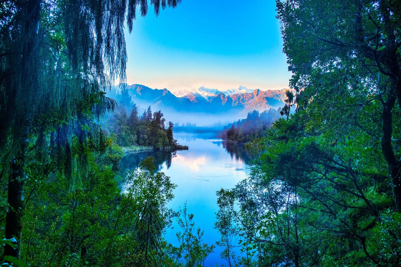 <b>Puesto 13. Lago Matheson, Nueva Zelanda</b>
<br>
<br>Este pequeño lago glaciar se encuentra al sur del país y es un sitio ceremonial tradicional para los maoríes, la etnia local. La tecnología analiza cómo se mueve la mirada de un participante sobre una imágen, cuánto tiempo un usuario mira algo y los puntos en los que la mirada de un participante se detuvo o se demoró. Todos estos factores ayudan a determinar su 
<a href="https://www.gazept.com/?utm_source=google&utm_channel=google&utm_campaign=10509798710&utm_medium=cpc&utm_term=104309413832&utm_content=447380976471&gclid=CjwKCAiA5t-OBhByEiwAhR-hm_Jivkgd_a9mFlkG3OE4q50HZQFrRqbt9KwWefMBlbSghC67mnSW0hoCvDAQAvD_BwE"><u>interés por la imagen</u></a>.